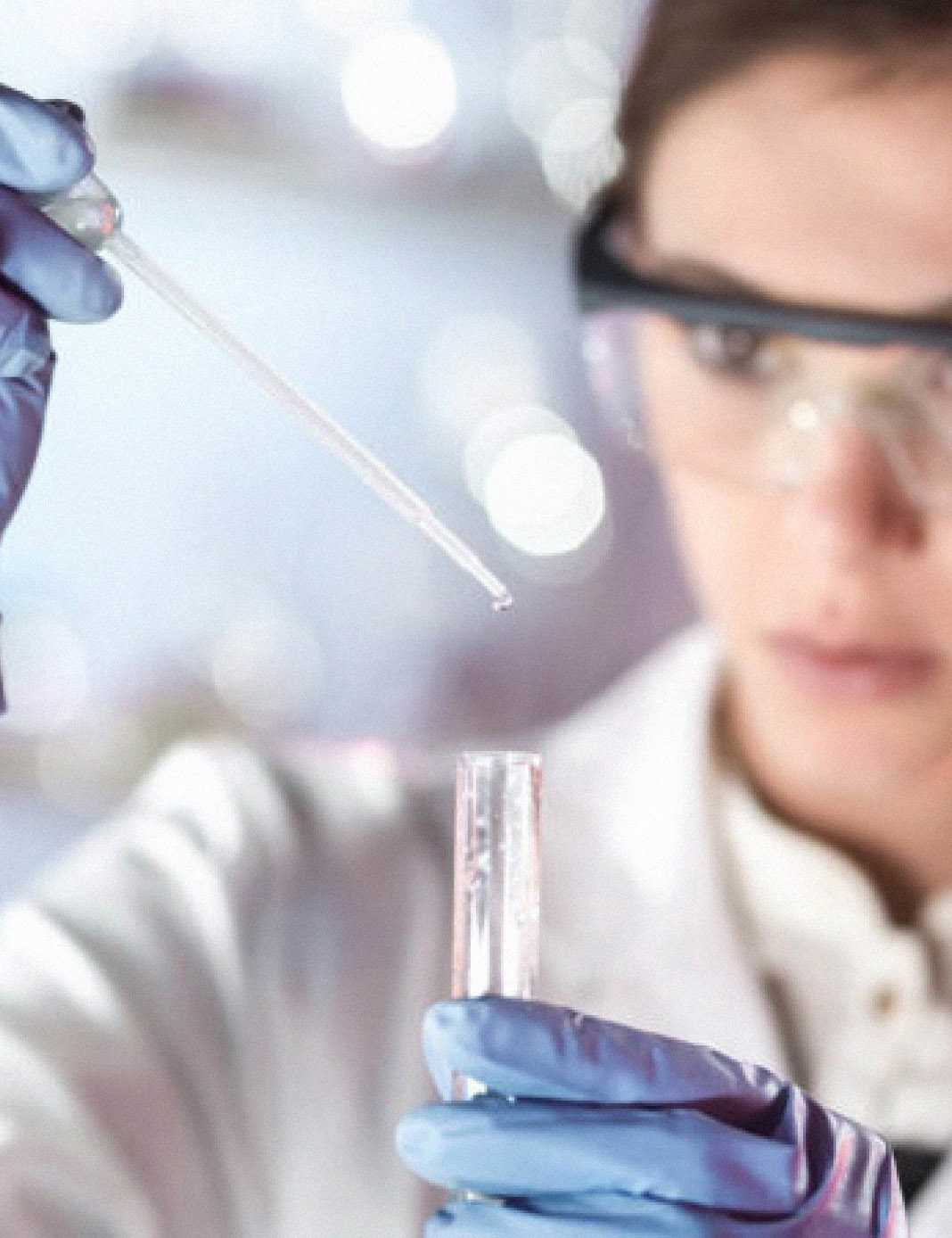 Azti laboratorio mujer haciendo pruebas en probeta