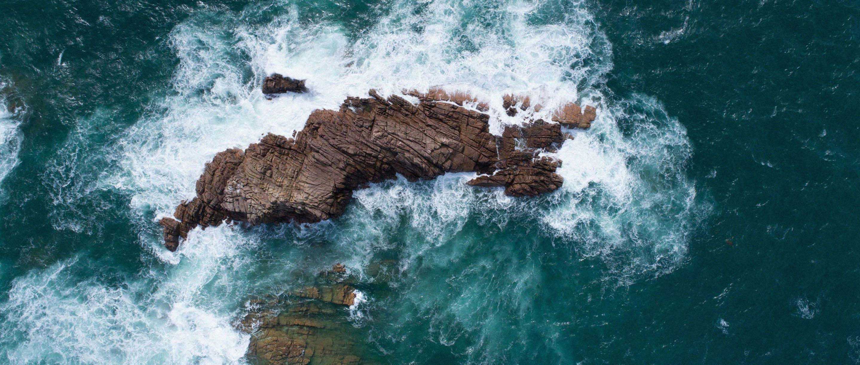 Azti rocas y olas