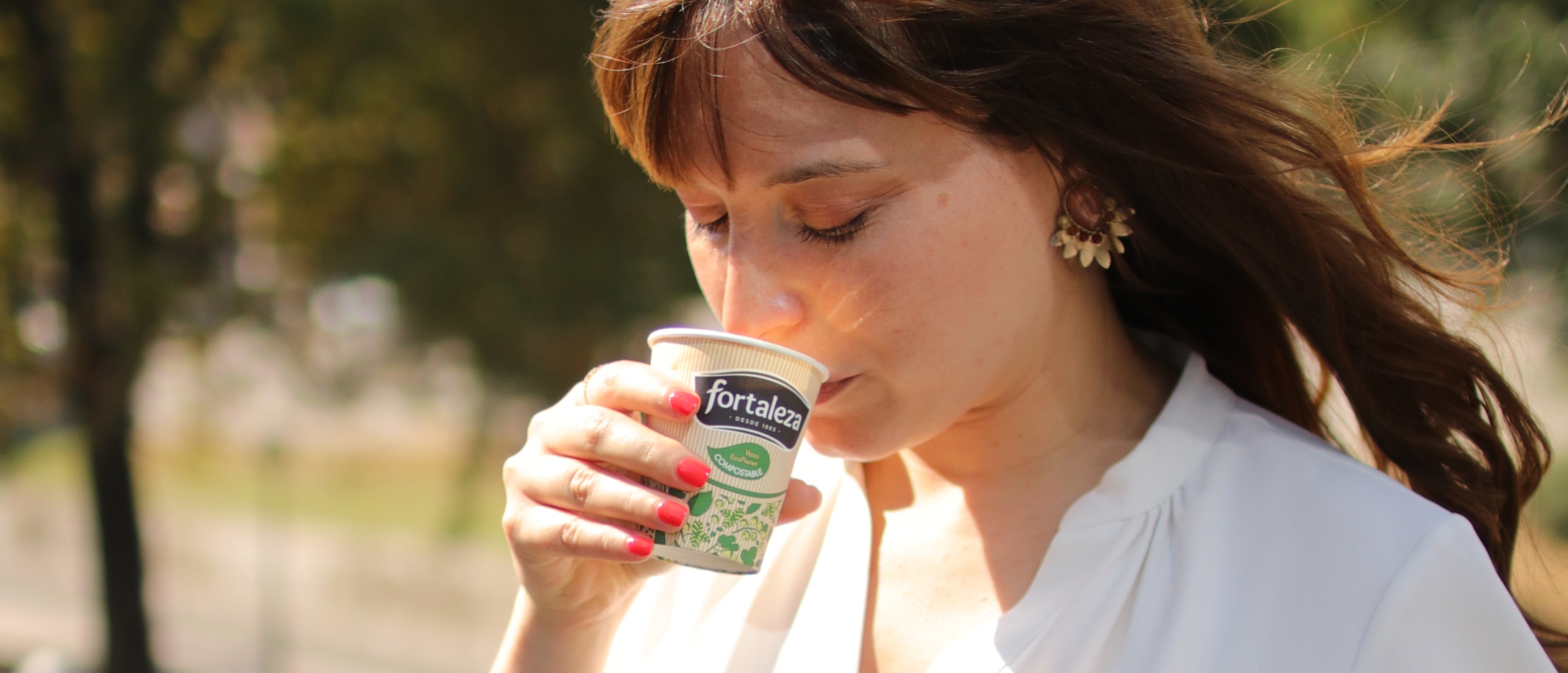 Mujer bebiendo café