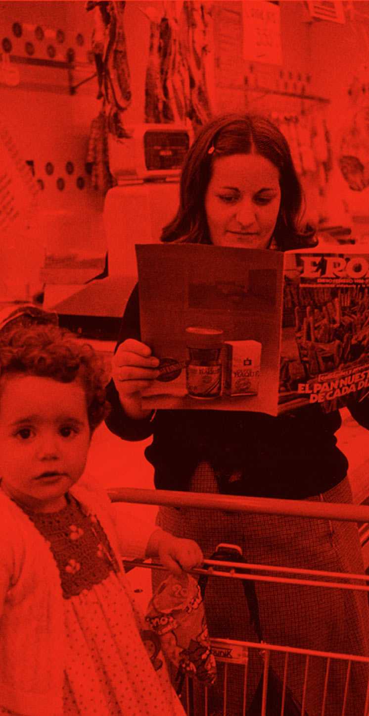 Grupo Eroski magazine mum and daughter shopping vertical