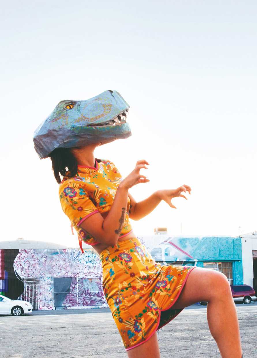 Virgin Telco chica con cabeza de dinosaurio en vertical